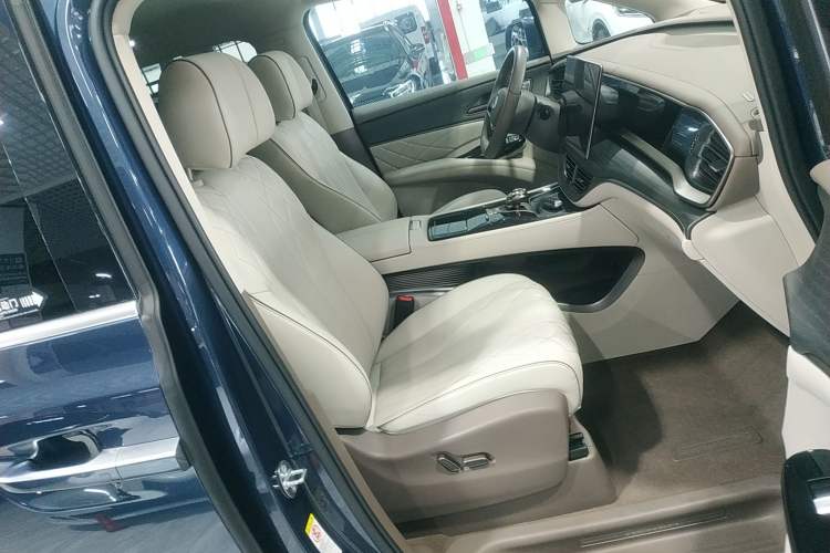 Used Denza D9 2022 DM-i 970 Four-Wheel Drive Prestige Model
