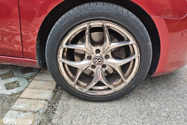 Used Volkswagen Golf 2012 1.4TSI Luxury Convertible Edition Right Front Wheel Hub