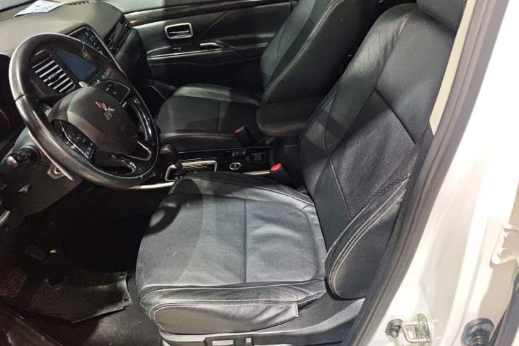 Used Mitsubishi Outlander 2018 2.4L 4x4 Luxury Edition 7-Seater Left Front Seat