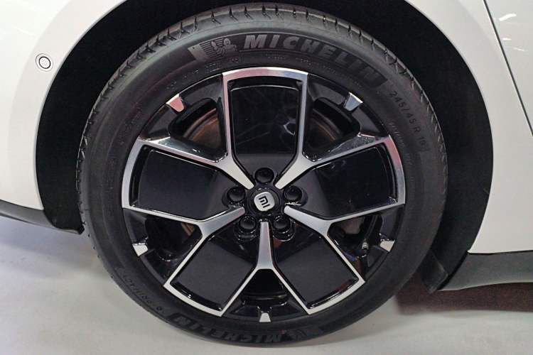 Used Xiaomi Auto SU7 2024 Rear-Drive Ultra-Long Range Advanced Pro-Level Intelligent Driving Version Right Rear Wheel Hub