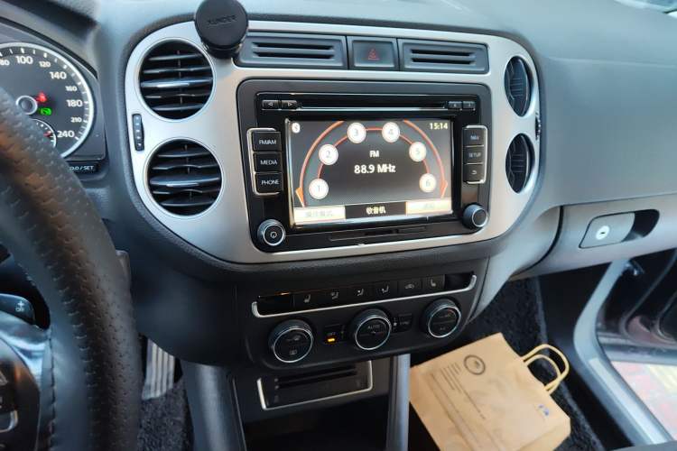 Used Volkswagen Tiguan 2015 1.8TSI Automatic Two-Wheel Drive Luxury Model Audio And AC Panel