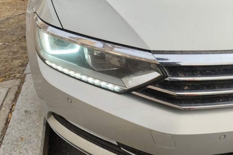 Used Volkswagen Magotan 2017 330TSI DSG Luxury Model Right Front Headlight