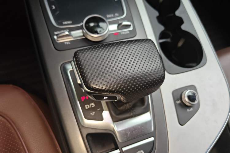 Used Audi Q7 2016 40 TFSI Comfort Model Gear Lever