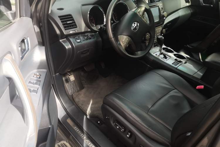 Used Toyota Highlander 2011 2.7L Two-Wheel Drive 7-Seater Luxury Edition
