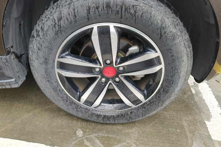 Used Geely Auto GX7 2015 Sports Edition 2.0L Automatic Luxury Upgrade Version China V Standard
