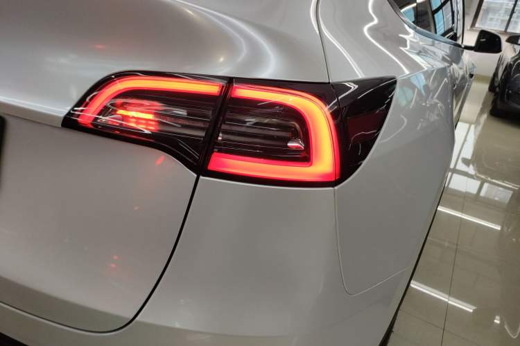 Used Tesla Model Y 2024 Rear-Wheel-Drive Version Right Rear Taillight