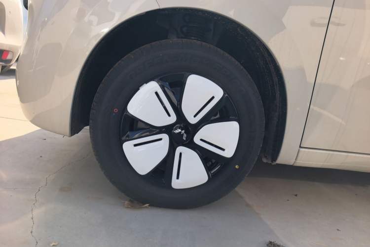 Used Wuling Hongguang MINIEV 2025 Four-Door Version Advanced Edition Left Front Wheel Hub