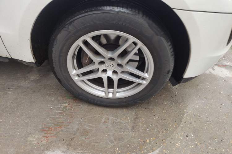 Used Porsche Macan 2017 Macan 2.0T Right Front Wheel Hub