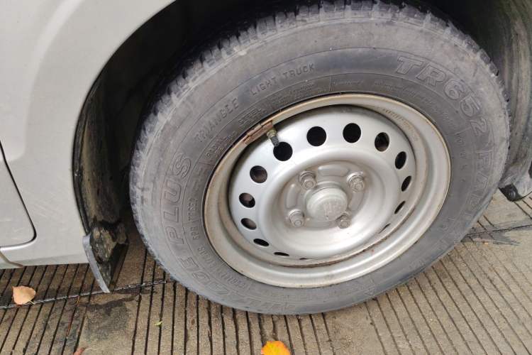 Used Wuling Hongguang V 2021 1.5L Jingqu Version LAR Right Front Wheel Hub