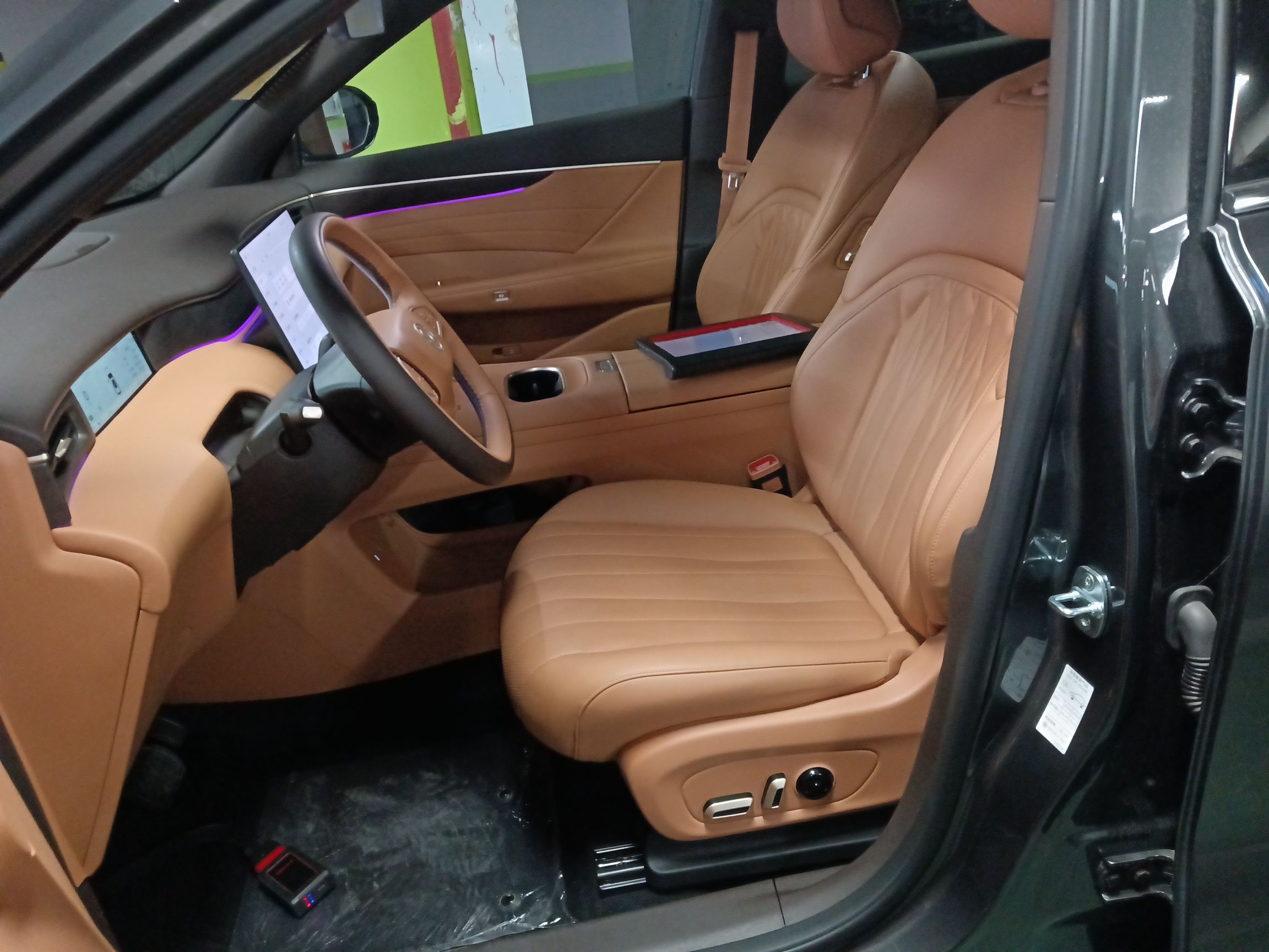 المقاعد الأمامية داخل السيارة