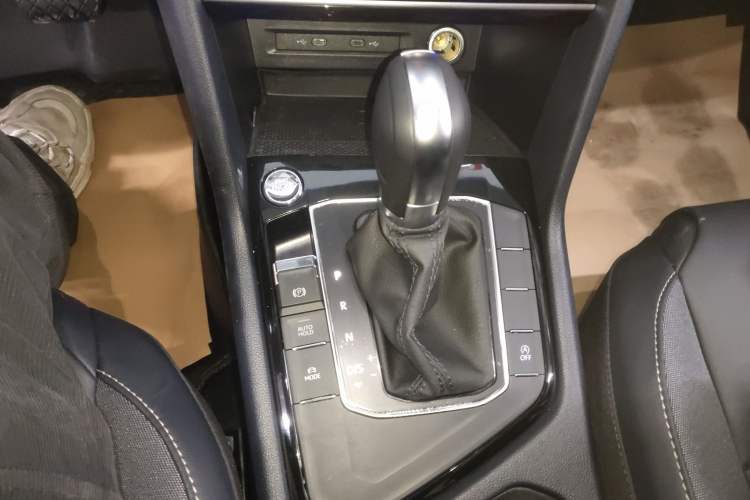 Used Volkswagen Tharu 2023 300TSI Two-Wheel-Drive Full Moon Edition Gear Lever