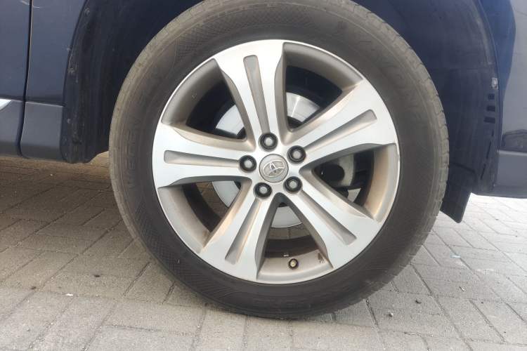 Used Toyota Highlander 2012 2.7L Two-Wheel Drive 7-Seater Luxury Edition Right Front Wheel Hub