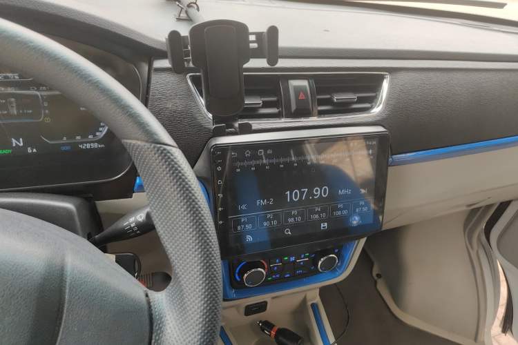 Used SRM Haoyun 2025 Standard Model Ningde 41.86kWh 305KM 6 Seats Audio And AC Panel