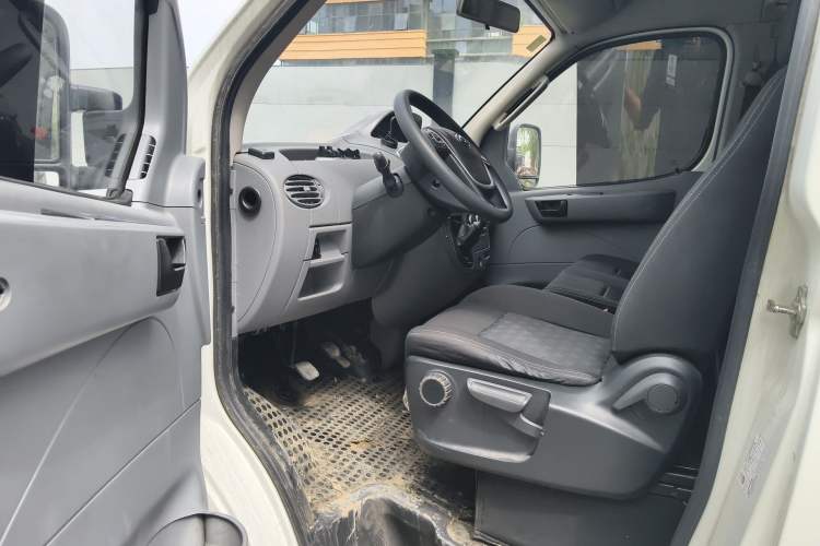 Used SAIC MAXUS Xintu V80 2019 2.5T Classic Edition 6-Speed Manual – Aoyuntong Modified Version Short Wheelbase Mid-Height Roof 5/6 Seats Driver Seat