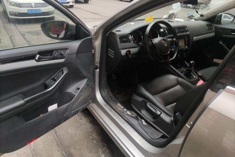 Used Volkswagen Sagitar 2015 1.6L Manual Comfort Model