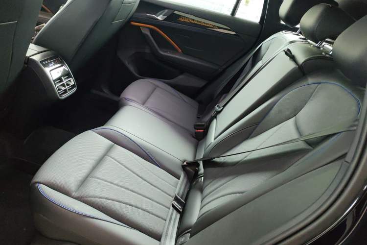 Used Volkswagen Tiguan L 2024 PRO 380TSI Four-Wheel Drive R-Line Smart Edition Left Rear Seat