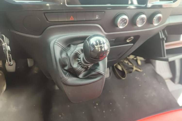 Used JMC Fushun 2025 2.0T 6MT Diesel Short-Wheelbase Mid-Height Commercial Multi-Purpose Passenger Vehicle 5/6 Seats Gear Lever