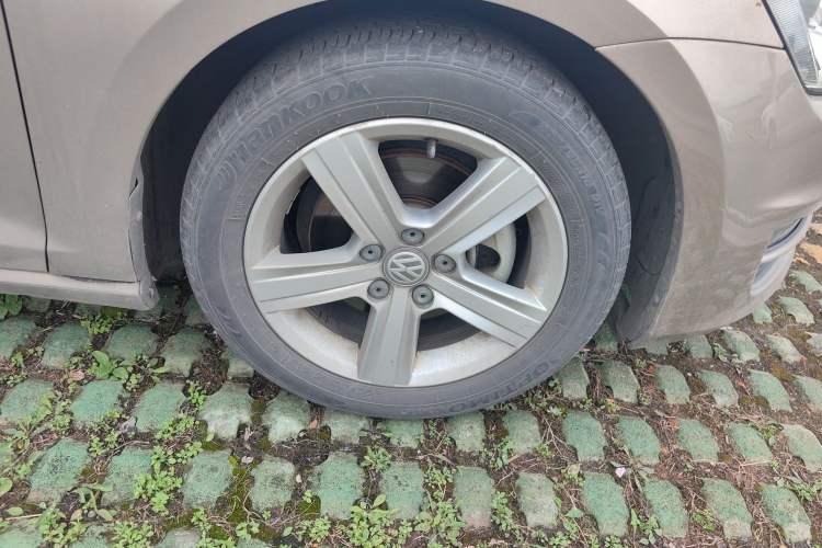 Used Volkswagen Golf 2014 1.4TSI Automatic Luxury Model Right Front Wheel Hub