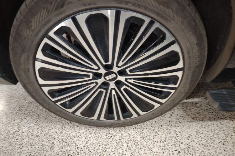 Used Geely Galaxy M9 2025 Model 210km Four-Wheel-Drive Leading Edition
