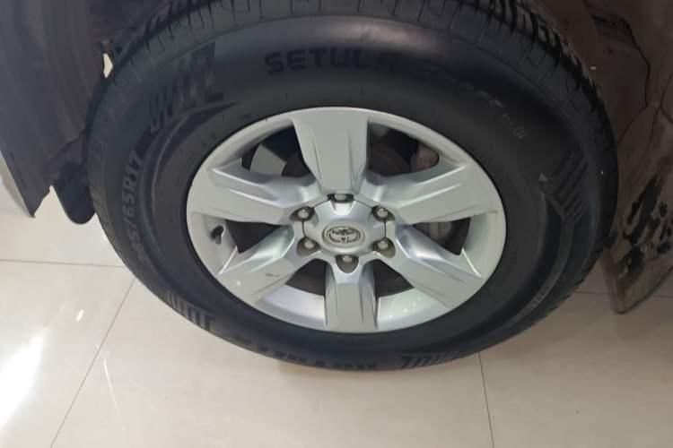 Used Toyota Prado 2016 2.7L Automatic Standard Edition Left Front Wheel Hub