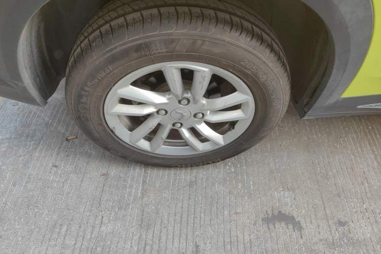 Used Wuling Alvez 2022 1.5L Manual Comfort Version Exterior 8