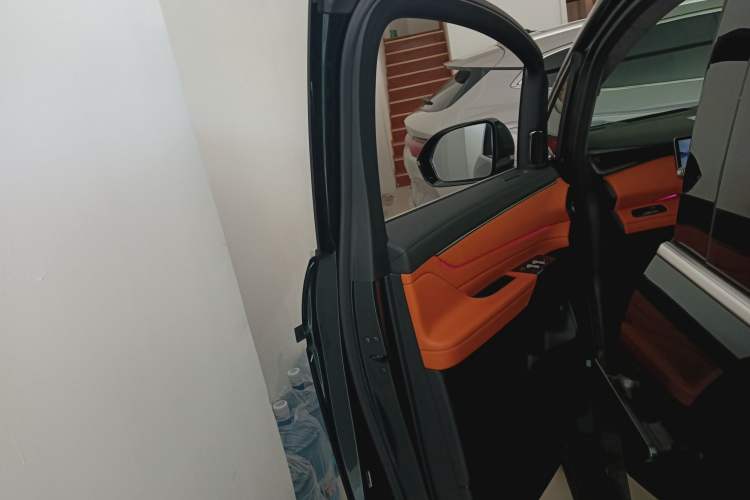 Used Geely Galaxy LEVC L380 2024 140-Degree 6-Seater All-Wheel-Drive Ultra