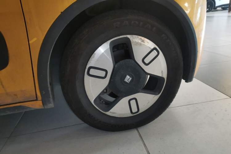 Used Baojun E300 2020 Plus Starry Intelligence Edition Right Front Wheel Hub