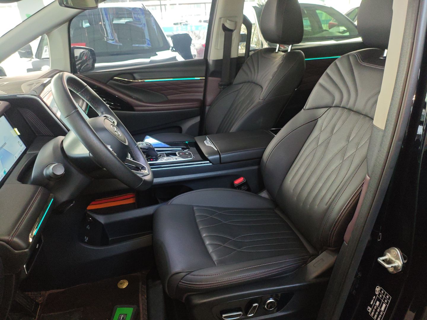 المقاعد الأمامية داخل السيارة