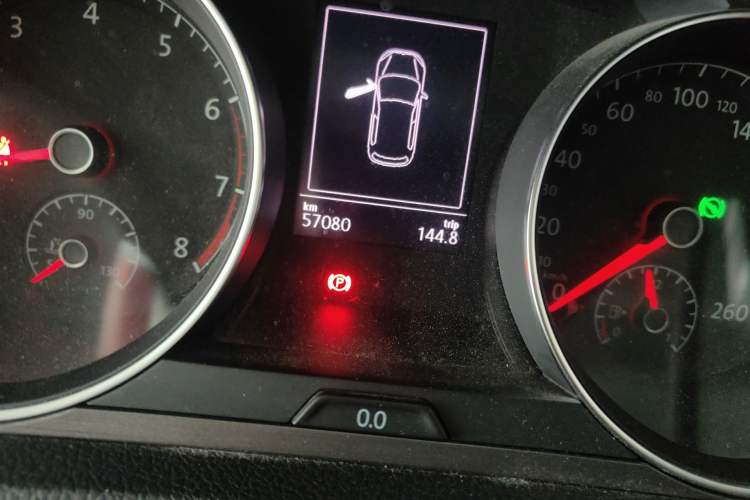 Used Volkswagen Golf 2015 1.6L Automatic Comfort Model Odometer Close Up