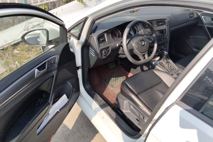 Used Volkswagen Golf 2016 1.6L Automatic Fashion Model
