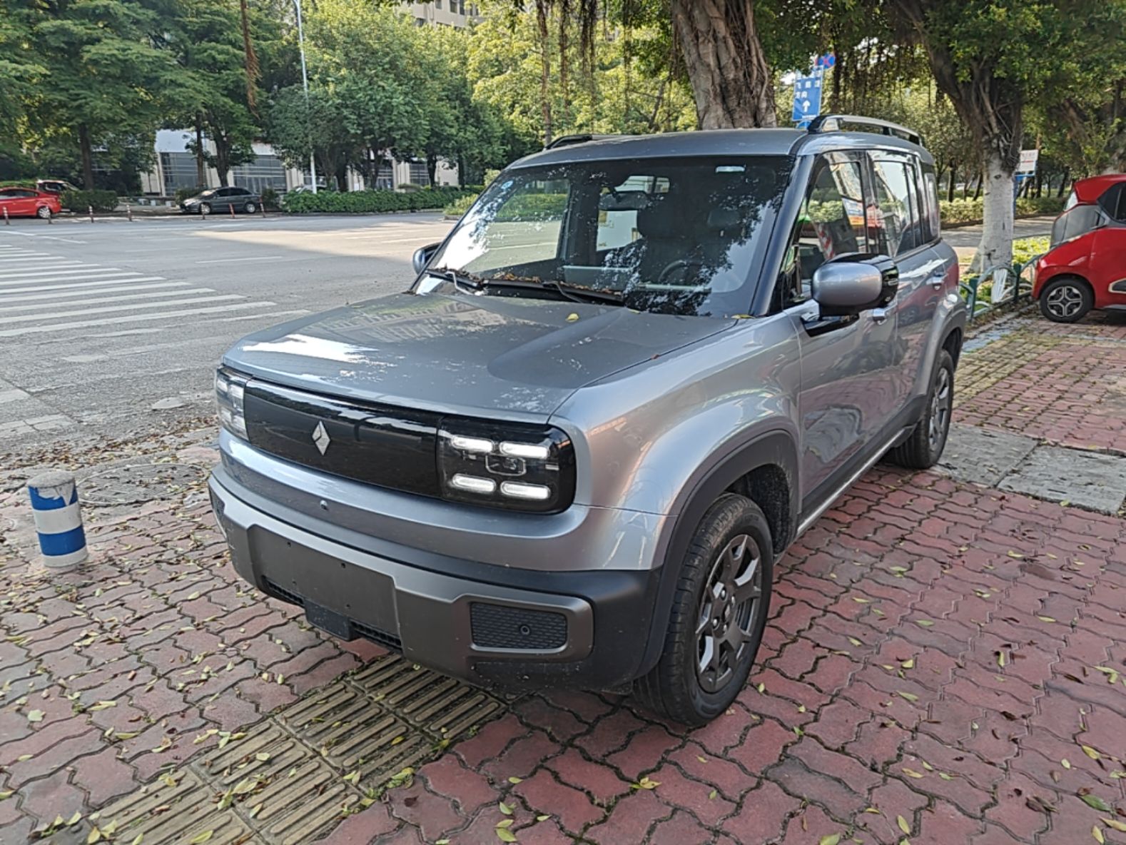 Под передней частью автомобиля