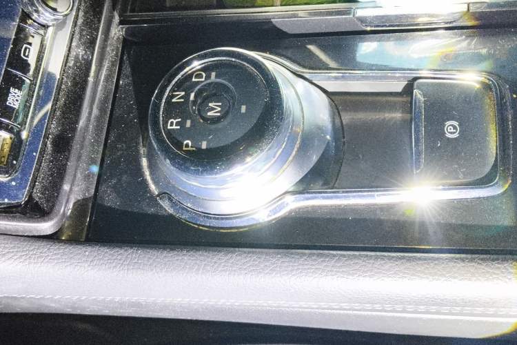 Used Ford Taurus 2019 EcoBoost 245 Premium Edition Gear Lever