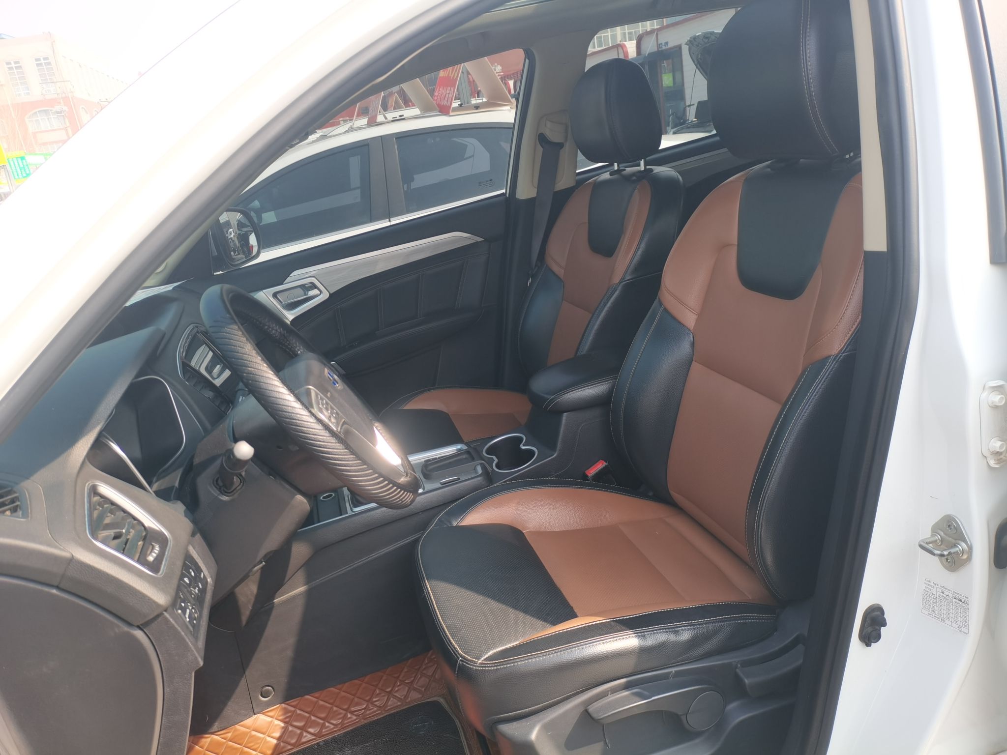 المقاعد الأمامية داخل السيارة