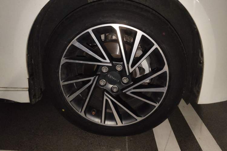 Used Lynk & Co 03 2021 2.0TD Automatic Jing Plus Right Front Wheel Hub