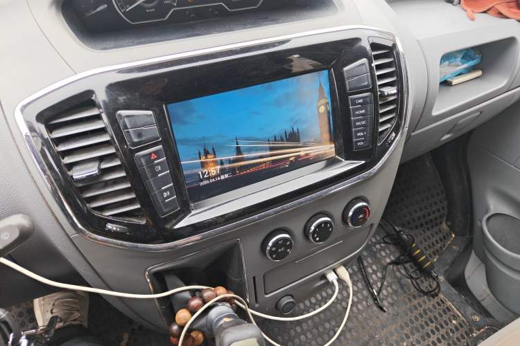 Used SAIC MAXUS Xintu V80 2018 2.5T 6-Speed Manual Elite Edition Short Wheelbase Mid-Height 5-6 Seater Audio And AC Panel