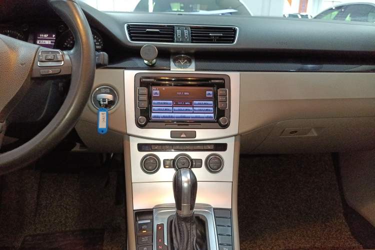 Used Volkswagen Magotan 2015 Facelift 1.8TSI Luxury Model Audio And AC Panel