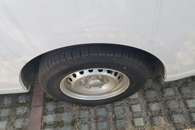 Used Wuling Yangguang 2024 300KM Comfort Version Passenger Van 75kW
