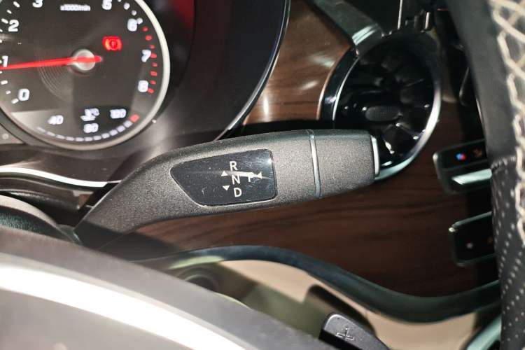 Used Mercedes-Benz V-Class 2022 V 260 Avantgarde Edition Gear Lever