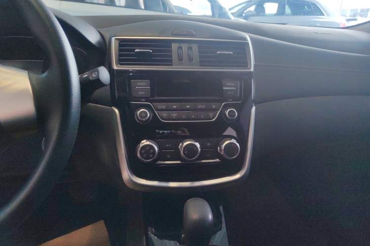 Used Nissan Tiida 2016 1.6L CVT Cool Dynamic Edition Audio And AC Panel