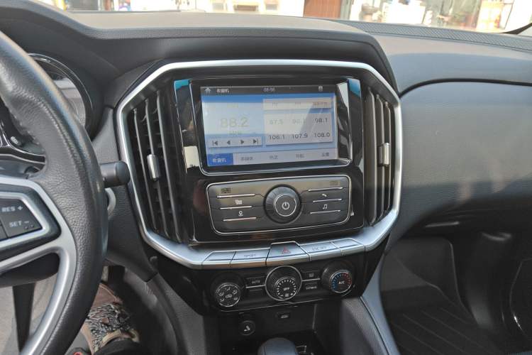 Used JMC Yusheng S350 2016 2.0T Automatic Two-Wheel Drive Gasoline Luxury Version with Sunroof 5 Seats
