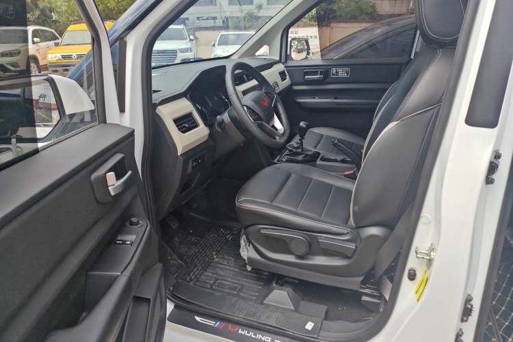 Used Wuling Zhengcheng 2021 1.5T Manual Luxury Version Left Front Seat