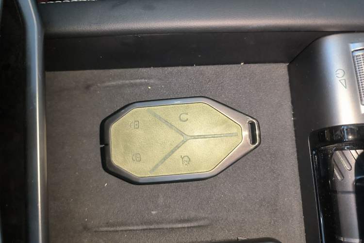 Used Formula Leopard Titanium 3 2025 501 km Range Rear-Wheel Drive Intelligent Driving Max Edition