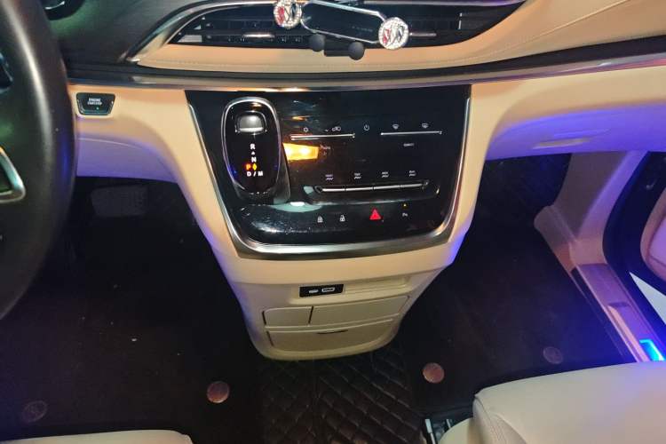 Used Buick GL8 2023 Facelifted Land Cruiser Executive Luxury Version