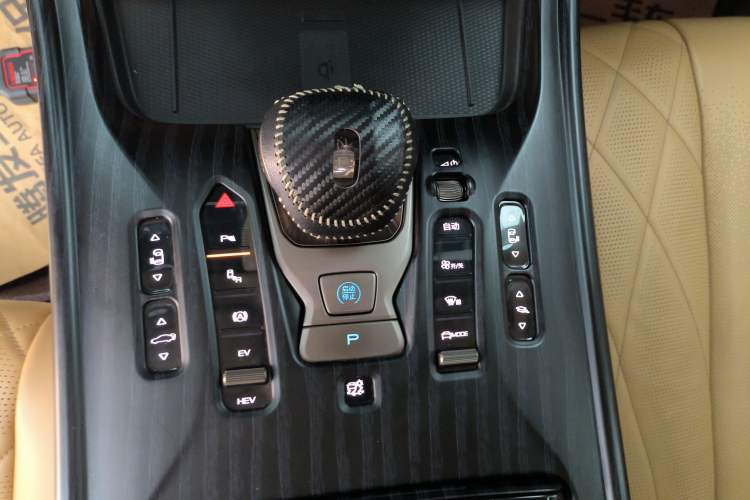 Used Denza D9 2022 DM-i 1040 Prestige Model