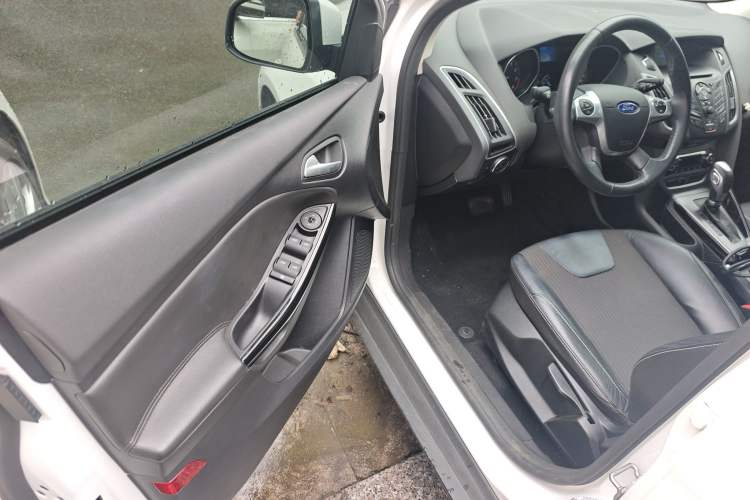 Used Ford Focus 2012 Hatchback 1.6L Automatic Fashion Edition Driver Seat