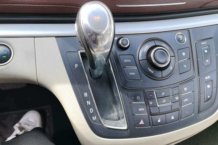 Used Buick GL8 2018 28T Luxury Model China VI Standard Gear Lever