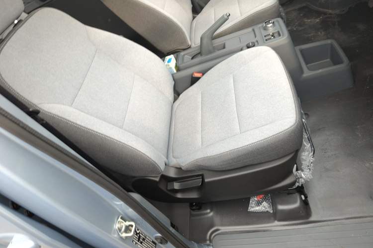 Used Wuling Yangguang 2024 300KM Comfort Version Passenger Van 75kW Right Front Seat