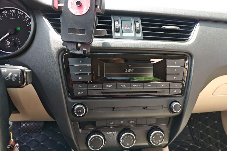 Used Skoda Octavia 2017 1.6L Automatic Chuanxing Edition Audio And AC Panel