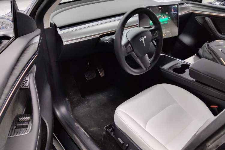 Used Tesla Model Y 2022 Long-Range All-Wheel-Drive Version
