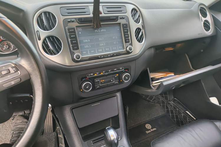 Used Volkswagen Tiguan 2012 1.8TSI Automatic Two-Wheel Drive Elite Edition Audio And AC Panel